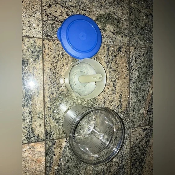 Tupperware Container - Picture 3 of 5